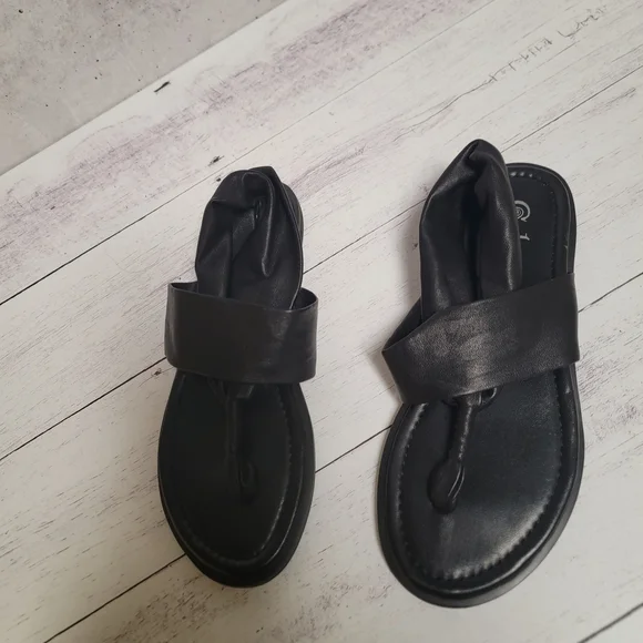Black Thong Sandals with Textured Footbed - Picture 2 of 3